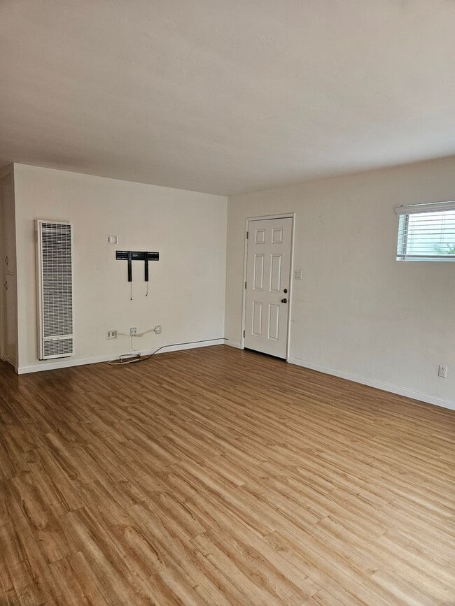Building Photo - MOVE IN SPECIAL: Charming 2 Bedroom/1 Bath...