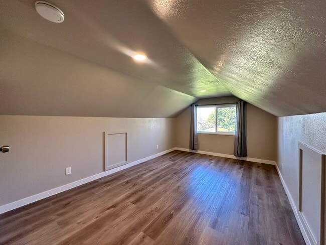 Building Photo - $500 Off March 2026 Rent!