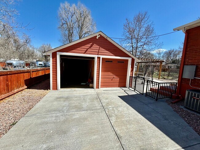 Building Photo - Cozy 2-Bed Downstairs Duplex, Close to CSU Campus