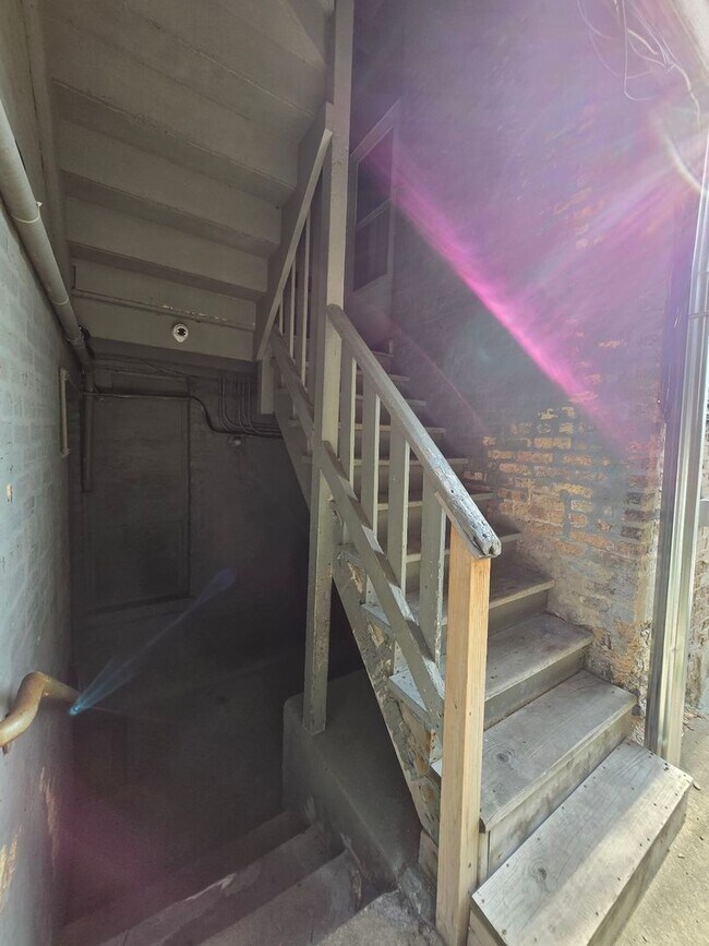 Building Photo - 6518 N Mozart St