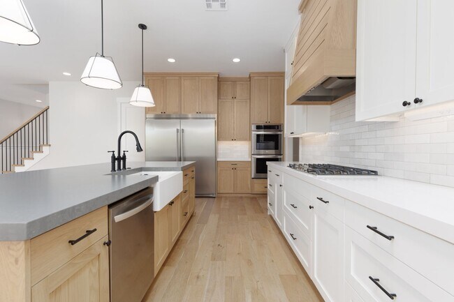 Building Photo - Gorgeous 5 bed | 3.5 bath |  Custom Home with RV Garage in Tonaquint!