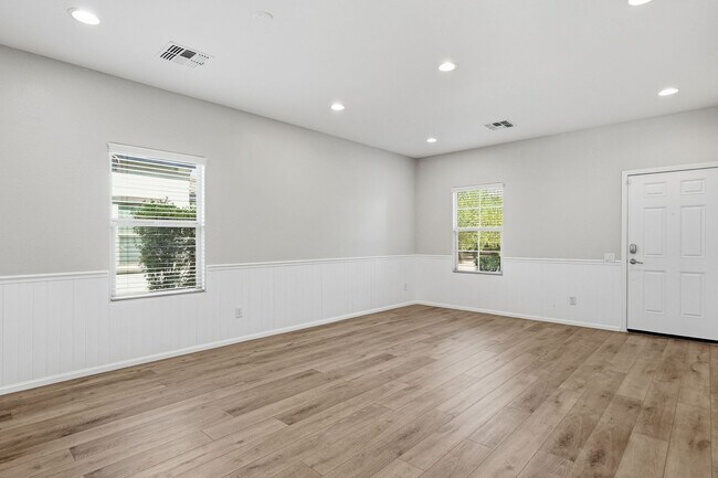 Building Photo - Spacious 4 Bedroom 2 Bath In Peoria with Pool and Sports Court