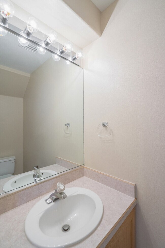 Building Photo - Utilities Included! Beautiful 2 Bedroom Townhome in Ivins