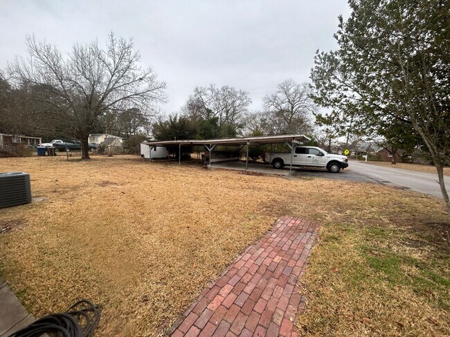 Building Photo - 939 Central Dr