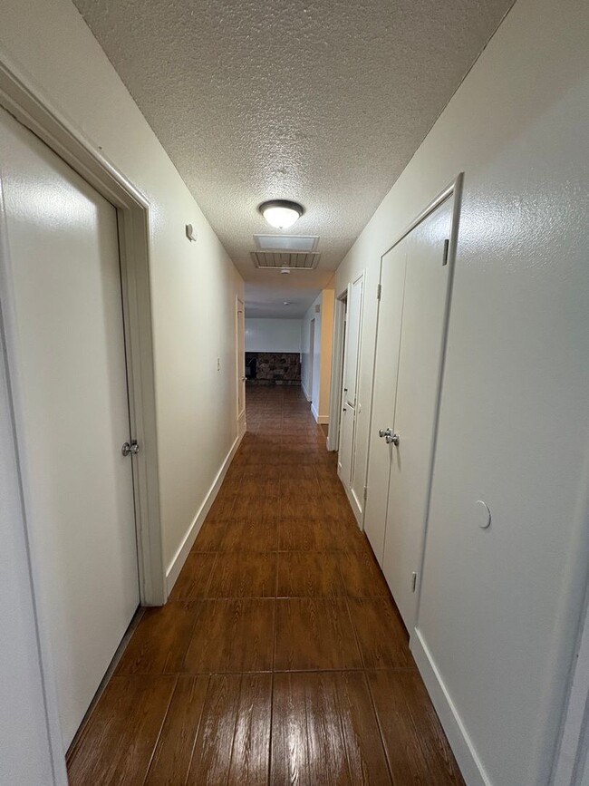 Building Photo - Spacious SE Tulare Home Near Shopping Cent...