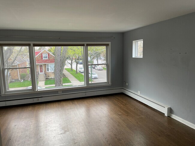 Building Photo - 5259 N Leamington Ave