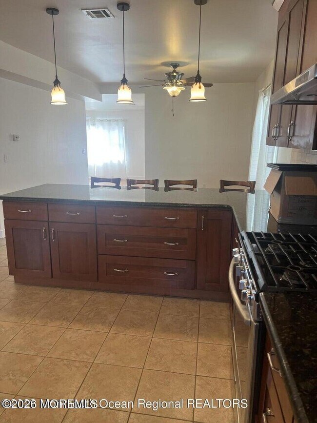 Building Photo - 83 Vanard Dr