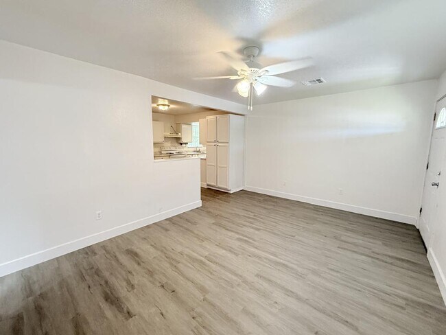 Building Photo - 610 W Avenue B