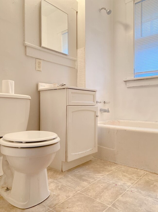 Building Photo - 3 bedroom 1 bath house!