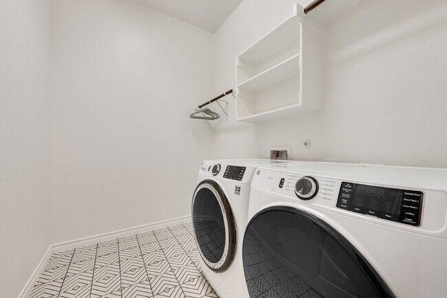 Building Photo - "Spacious 4-Bedroom Retreat with 2.5 Baths...