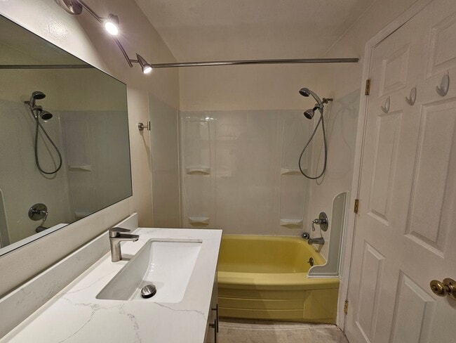 Building Photo - Charming 2 Bedroom 1 Bath Apt near Downtow...
