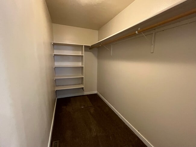 Building Photo - 589 W Ramsbrook St
