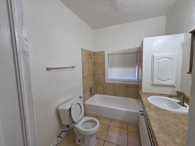 Building Photo - Phoenix 3 Bed/2 Bath