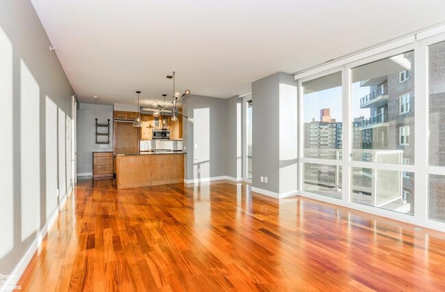 Building Photo - 640 W 237th St