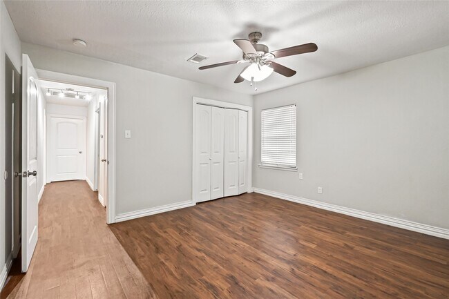 Building Photo - 1503 Leneva Ln