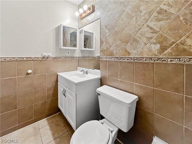 Building Photo - 2704 Owen Ave S