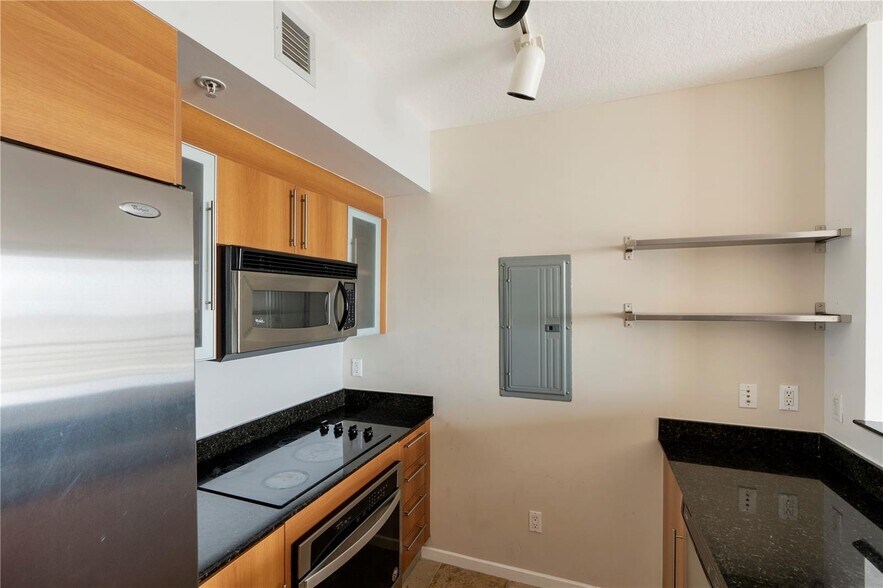 Building Photo - 325 S Biscayne Blvd