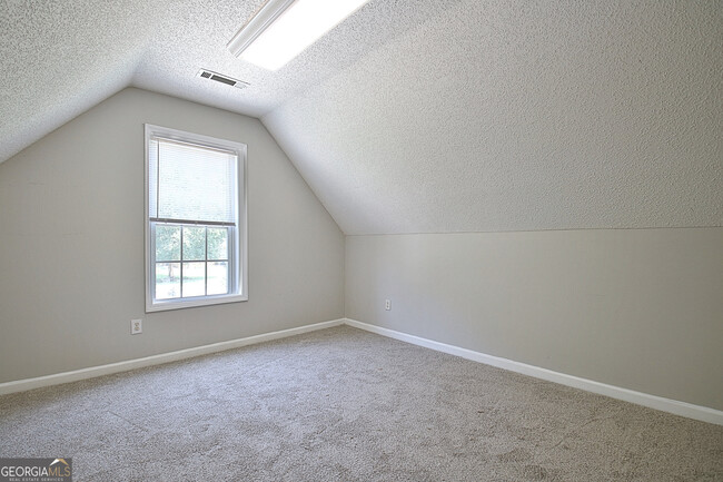 Building Photo - 77 Pine Crescent