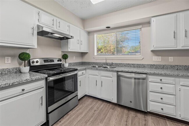 Building Photo - 7519 Wovenwood Ln