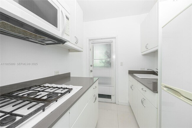 Building Photo - 6944 Byron Ave