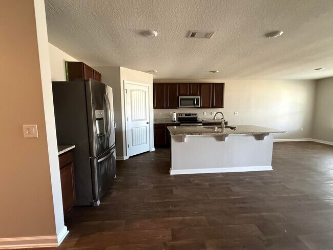 Building Photo - 1004 Limpkin St