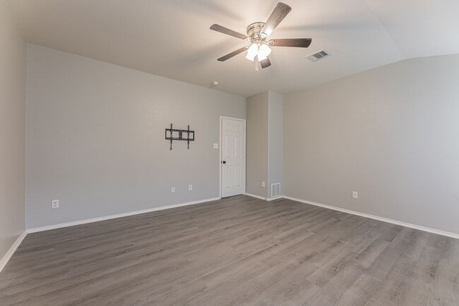 Building Photo - 5001 Bridgewood Dr