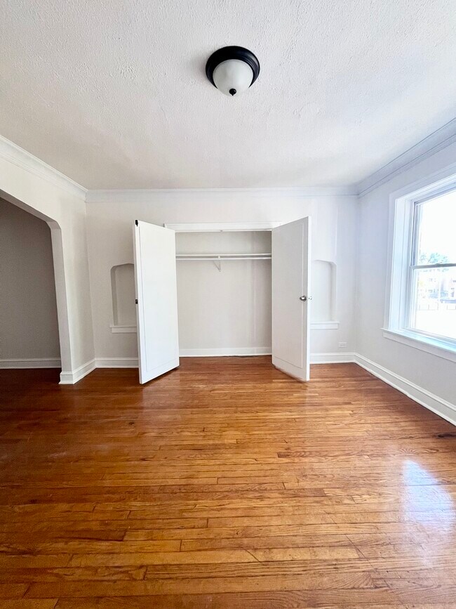 Building Photo - 1154 N Lawndale Ave