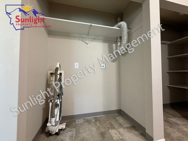 Building Photo - Freshly Updated 2 Bed Unit with Garage & A...