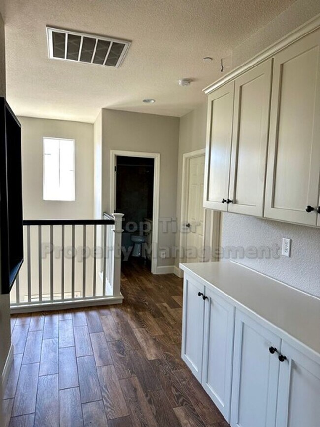 Building Photo - Charming 3 Bed, 2.5 Bath, 1,600 Sqft Marti...