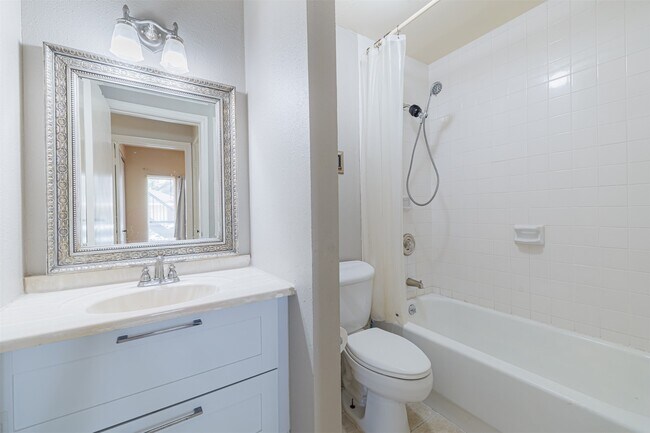 Building Photo - 726 Bering Dr
