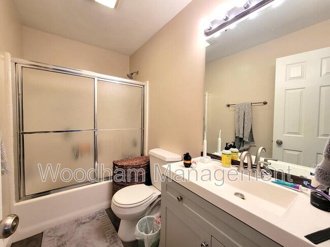 Building Photo - 306 Golden Valley Dr