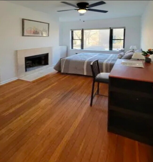 Building Photo - 681 W Wrightwood Ave