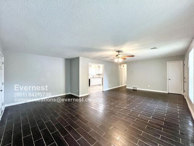 Building Photo - 3210 Briarwood Dr