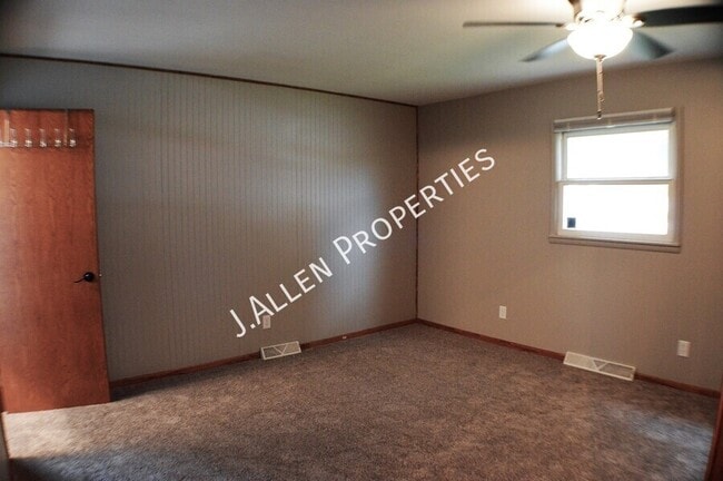 Building Photo - 2219 Sunset Ave