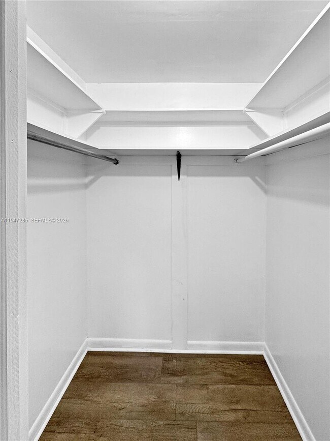 Building Photo - 883 SW 10th St