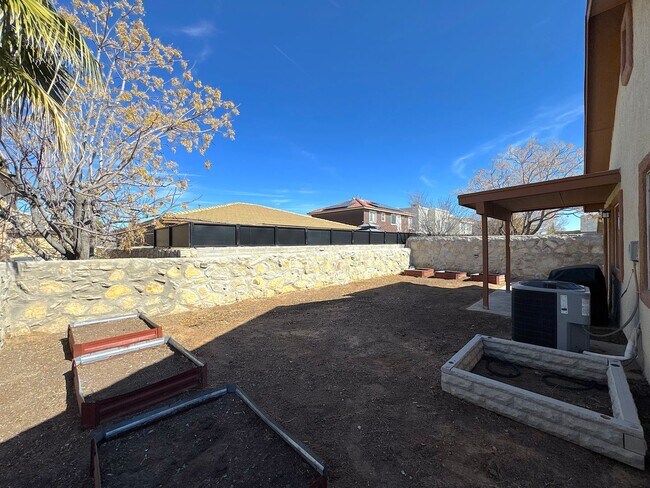 Building Photo - East El Paso 4 bed Refrig A/C close to Park!