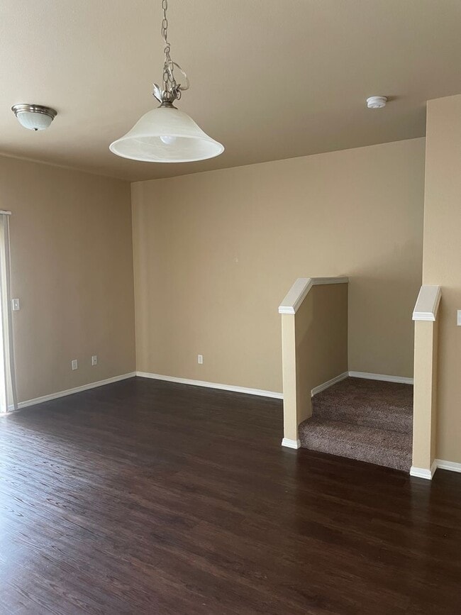 Building Photo - BEAUTIFUL 2 BEDROOM TOWNHOME IN SOUTH SALEM HILLS!