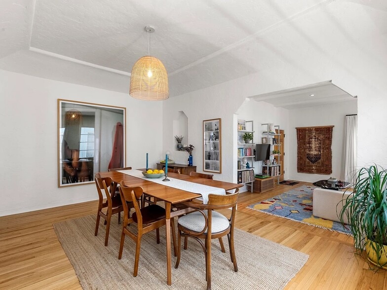 Building Photo - 928 1/2 S Orange Grove Ave