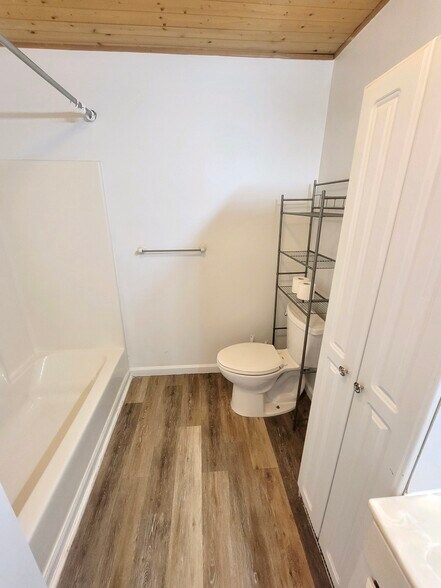 Building Photo - 404 2nd St