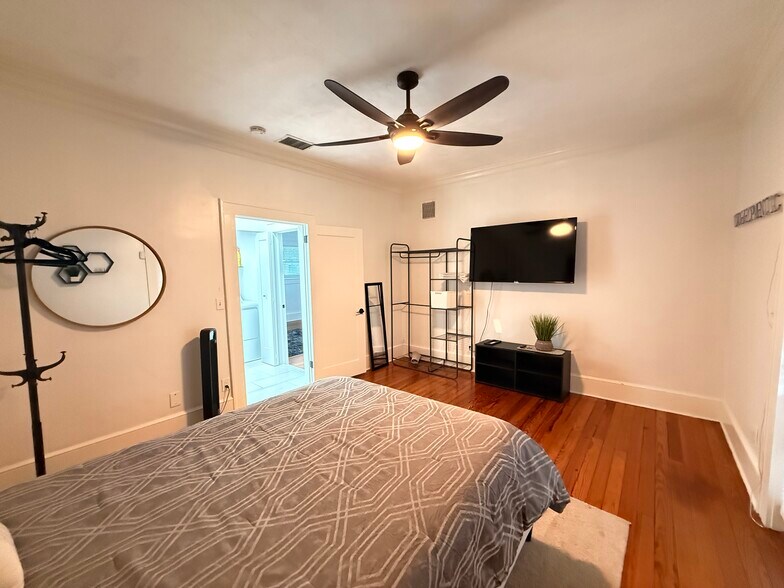 Building Photo - 1920 Victoria Ave