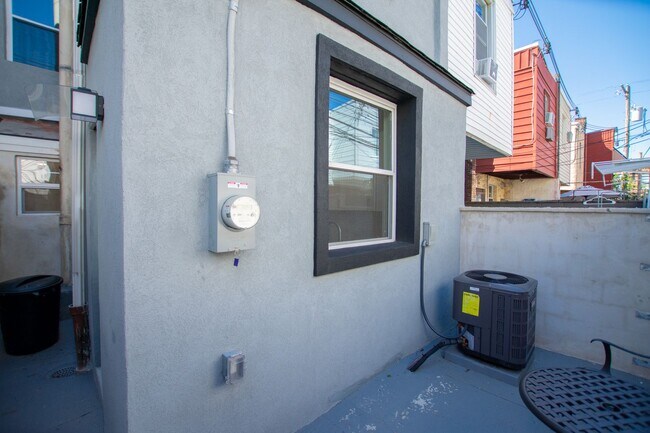 Building Photo - Renovated South Philadelphia Rowhome