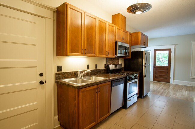 Building Photo - Gorgeous Top-Floor One-Bed with Amazing Balcony Space!