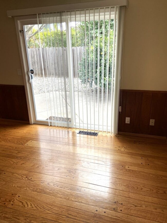 Building Photo - Spacious Duplex in Great Mountain View Area!