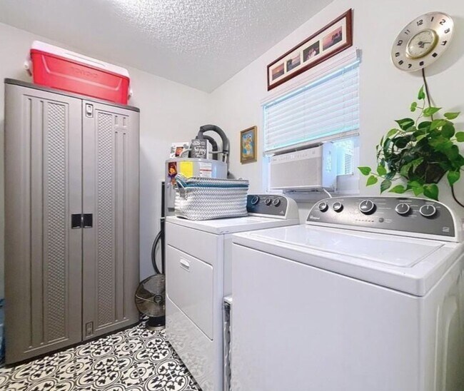 Building Photo - South Tampa RV + Boater’s dream!