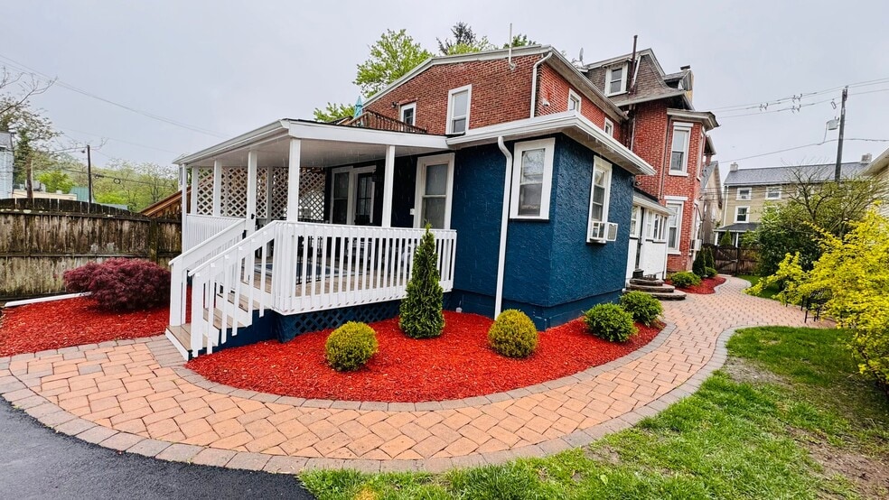 Building Photo - 208 Bridge St