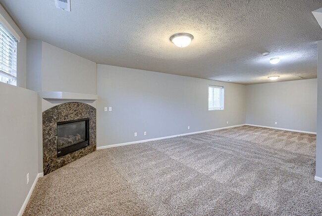 Building Photo - Elkhorn 3 Bedroom!!