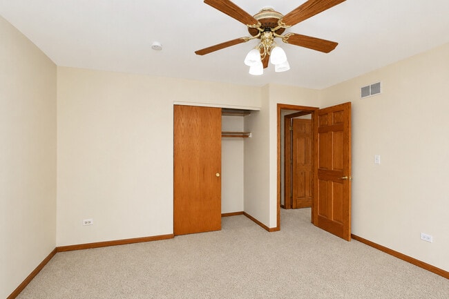 Building Photo - 706 North Point Dr