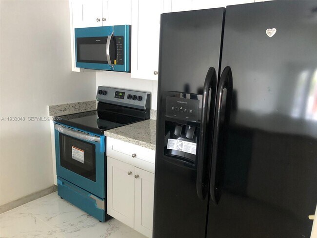 Building Photo - 555 NE 123rd St