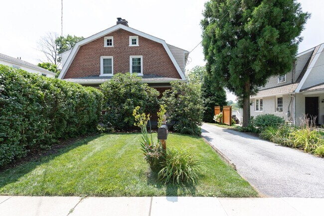 Building Photo - 444 St Davids Ave
