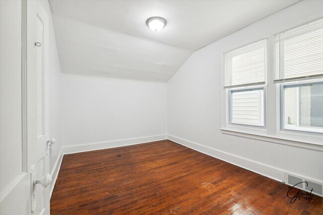 Building Photo - $1200/month bungalow